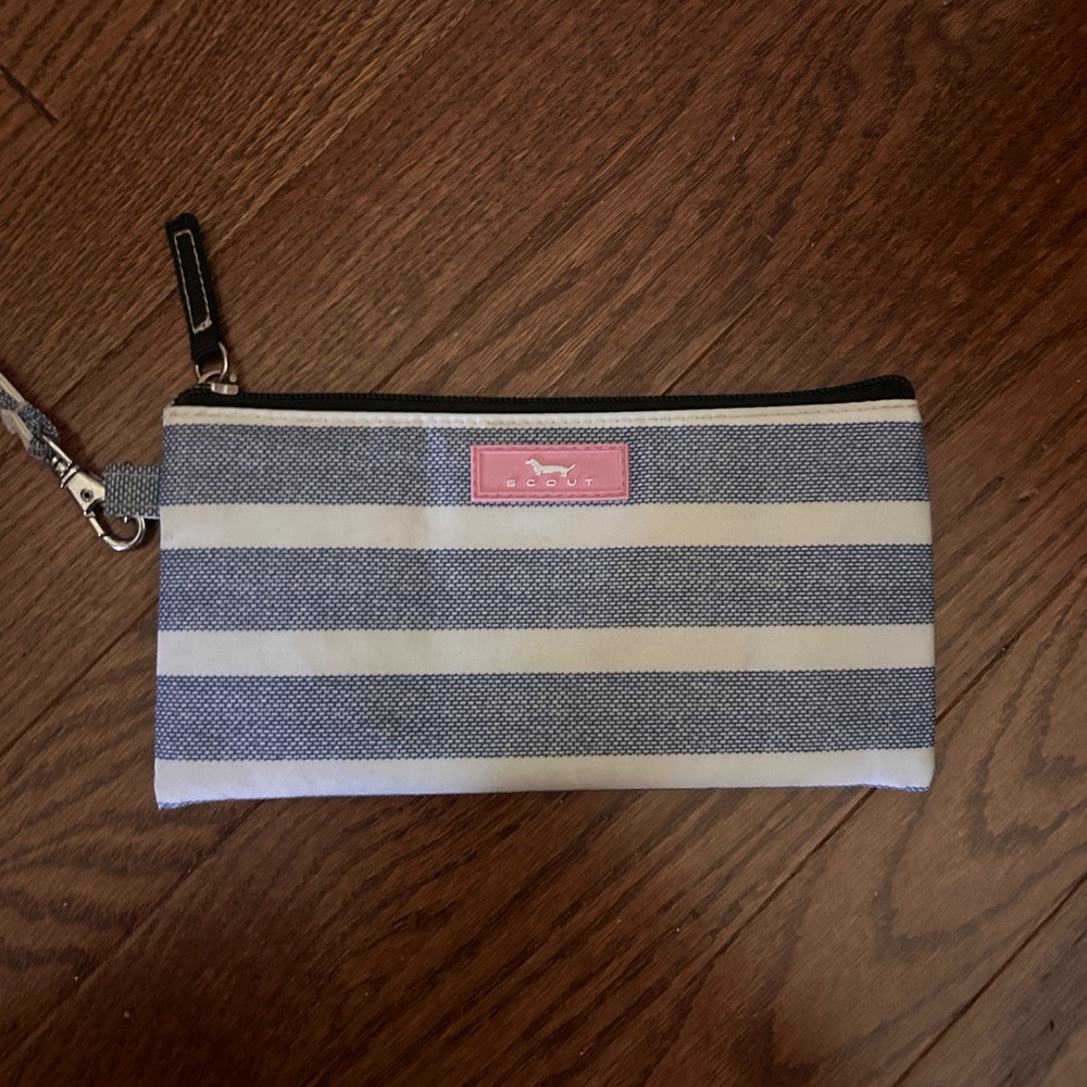 Scout wristlet wallet